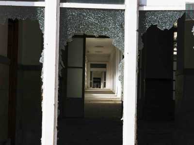 Di fronte a noi c'� l'entrata centrale, contraddistinta da vetrate in gran parte rotte, segno del passaggio di vandali e ladri